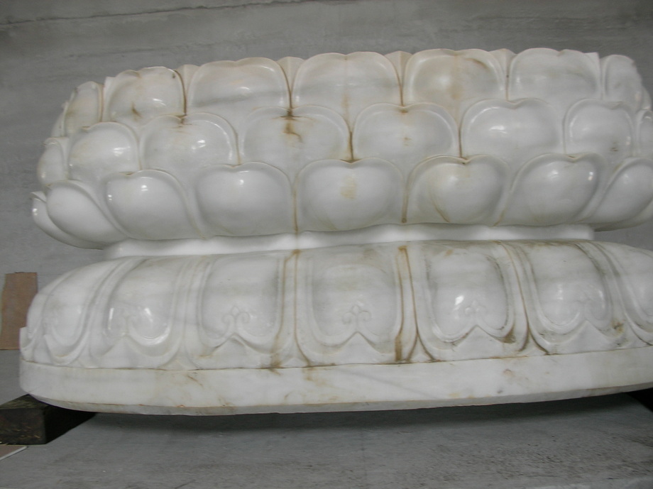 堆高機搬運-高雄吉園總重40噸佛像吊運至室內就定位