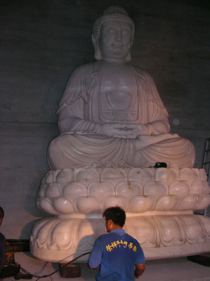 堆高機搬運-高雄吉園總重40噸佛像吊運至室內就定位