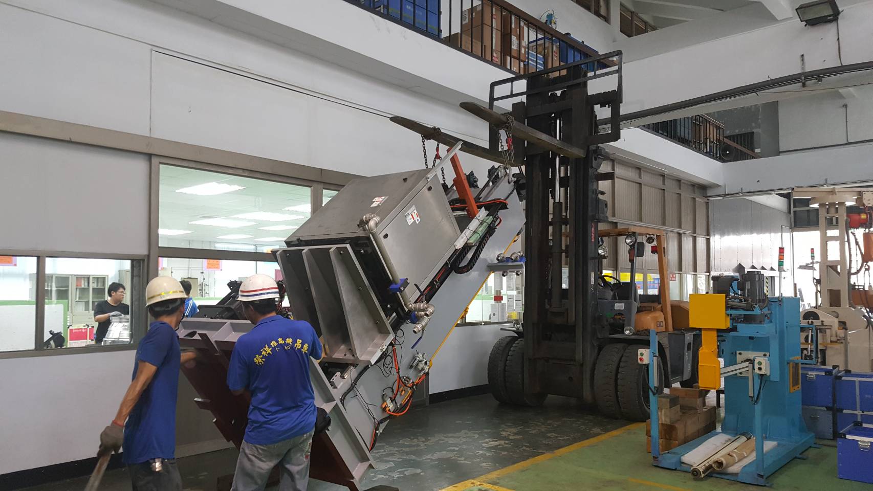 堆高機搬運-特殊揚升6米半堆高機吊掛作業&nbsp;