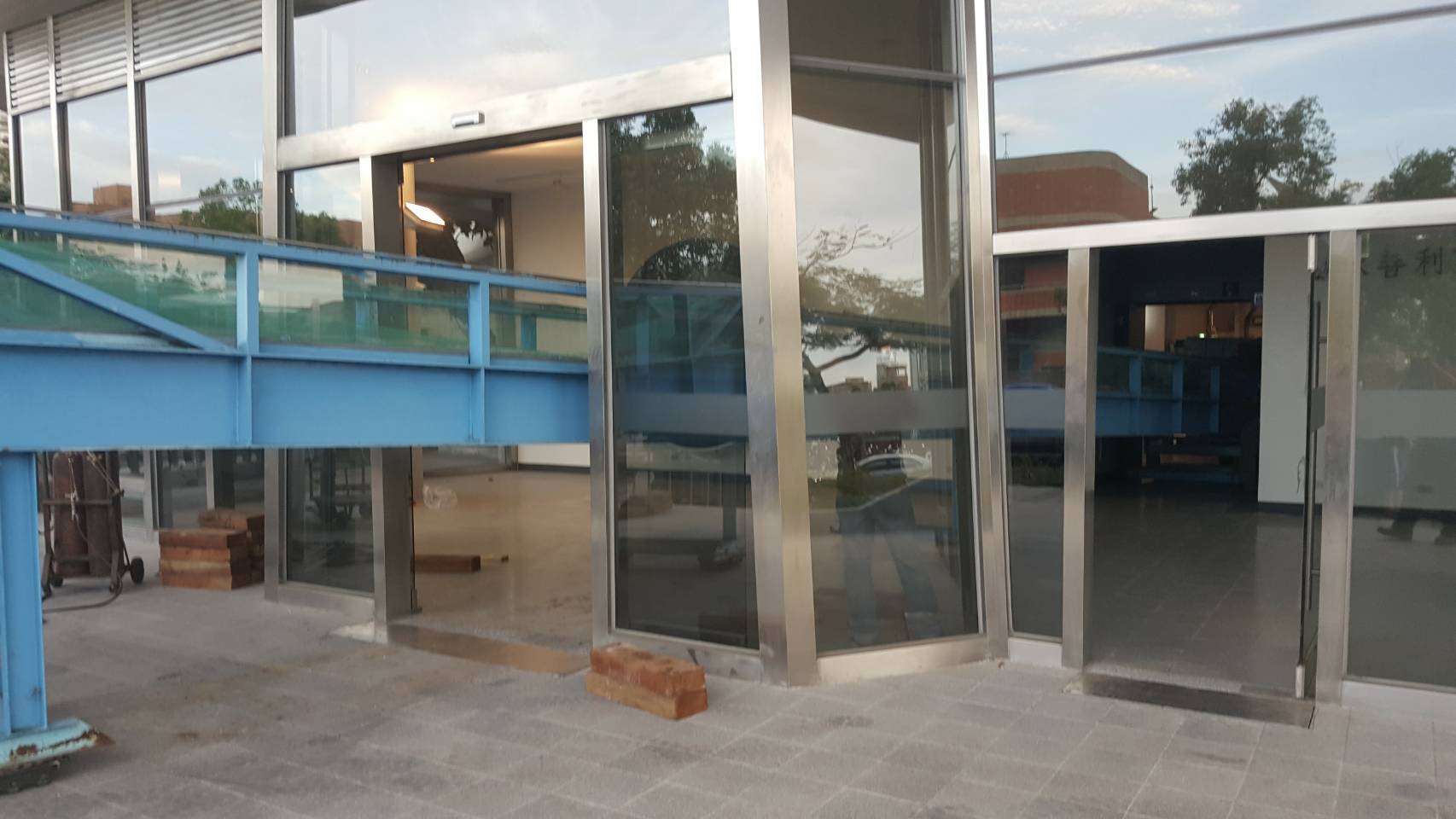 吊車＋堆高機-水利實驗所設備吊掛搬運之門又低又窄之工程&nbsp;