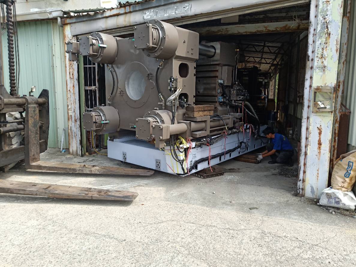 堆高機搬運-射出機新機交機&nbsp;