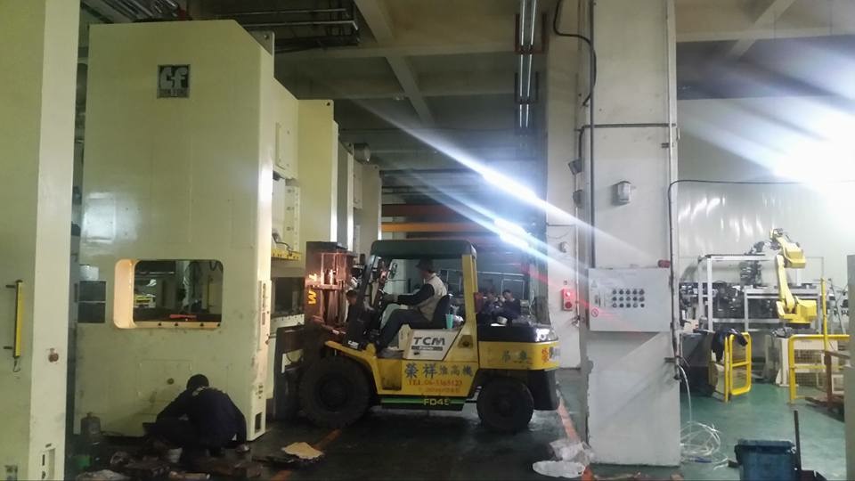 堆高機搬遷-52噸沖床機械坑移出工程