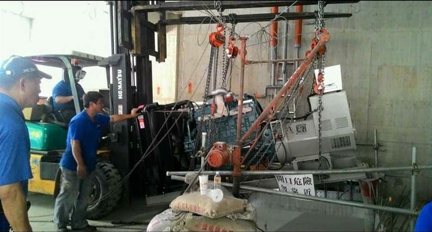 堆高機吊掛搬運-發電機特殊吊運至地下二樓定位工程