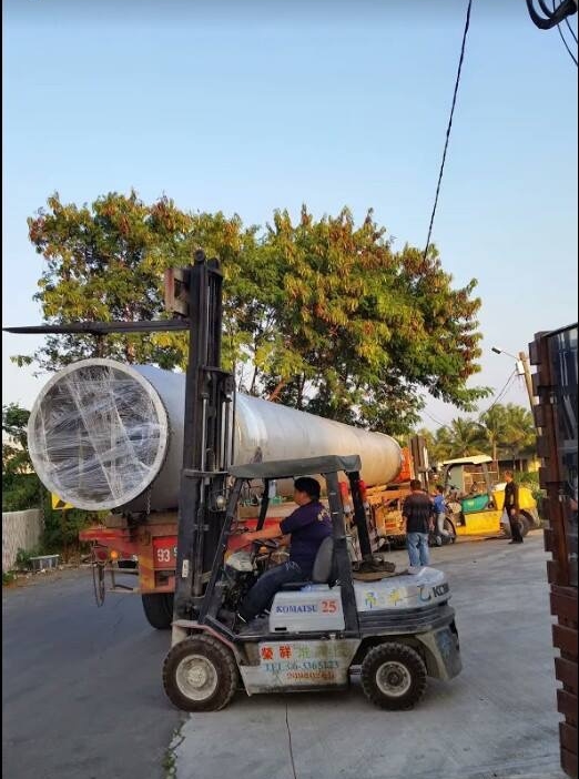 堆高機搬運加拖板車運送-巨型桶槽搬運