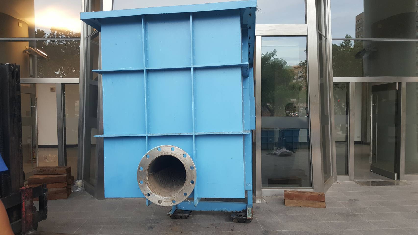 吊車＋堆高機-水利實驗所設備吊掛搬運之門又低又窄之工程&nbsp;