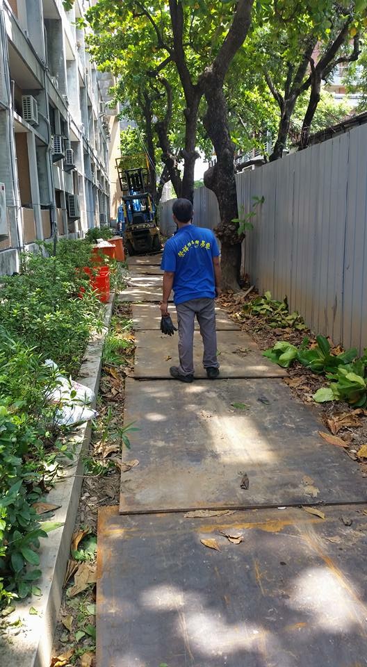 吊車起重機搬運-成功大學造波機(長約16米重約8噸)吊運移出工程