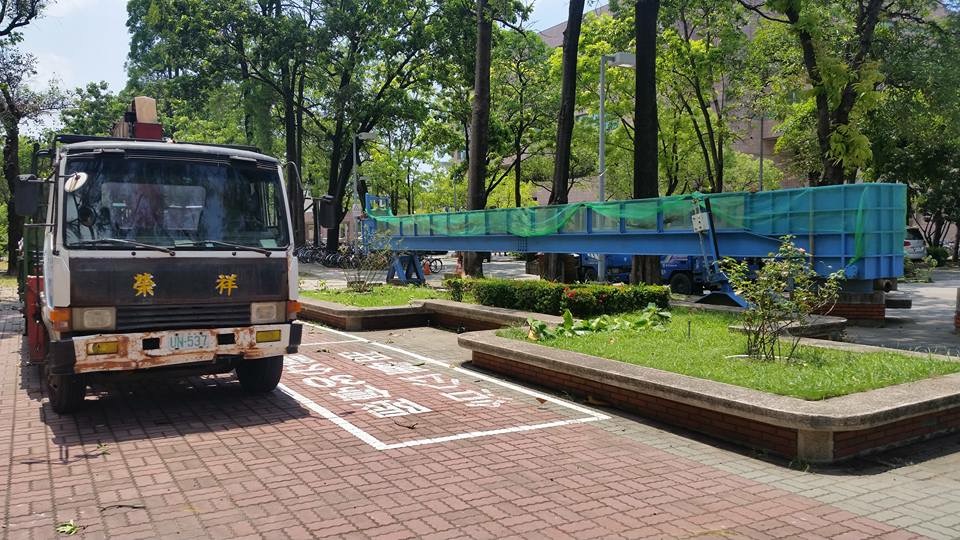 吊車起重機搬運-成功大學造波機(長約16米重約8噸)吊運移出工程