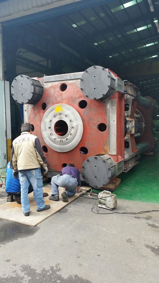 吊車起重機吊掛加堆高機搬運-射出成型機機件搬運及吊運工程（重量150T)