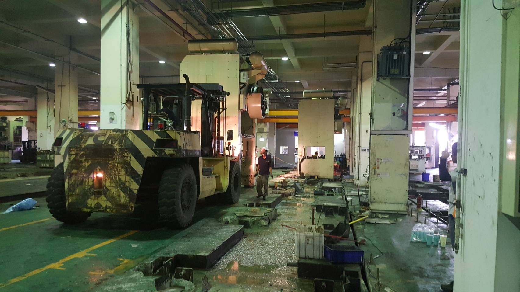 堆高機搬運-大風吹之大小沖床搬運工程