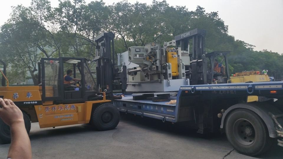 拖板車運送及堆高機搬遷-熱鍛處理機搬運