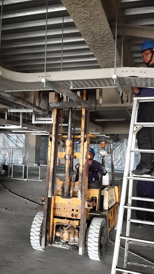 堆高機搬運-夢時代發電機油桶