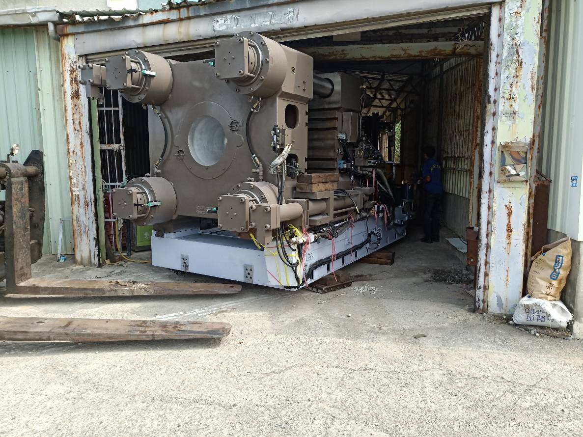 堆高機搬運-射出機新機交機