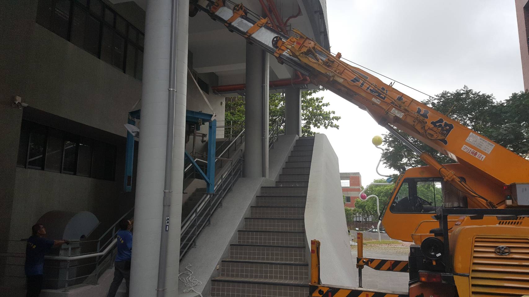 吊車＋堆高機-水利實驗所設備吊掛搬運之門又低又窄之工程