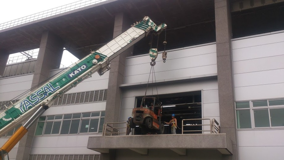 吊車高空吊掛-住華科技頂樓冰水機搬運工程