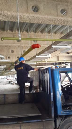 堆高機搬運-夢時代發電機油桶