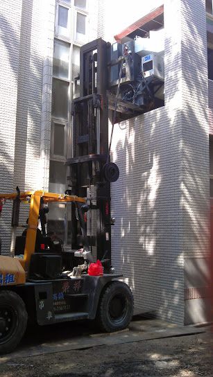 堆高機高低樓層搬運-台南高工機械由2樓搬入