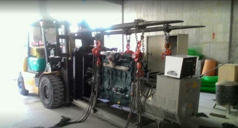 堆高機吊掛搬運-發電機特殊吊運至地下二樓定位工程