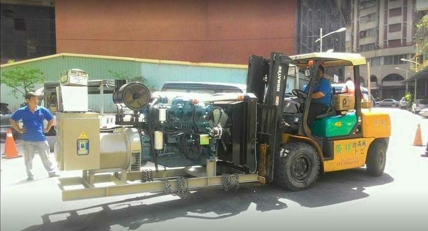 堆高機吊掛搬運-發電機特殊吊運至地下二樓定位工程