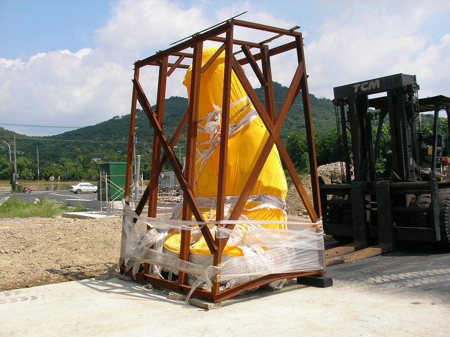 堆高機搬運-高雄吉園總重40噸佛像吊運至室內就定位