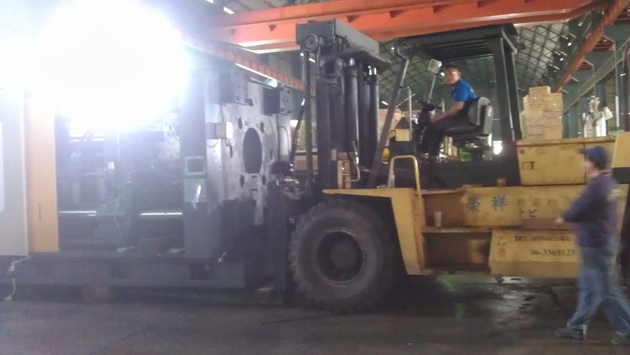 堆高機搬運-1600型射出機