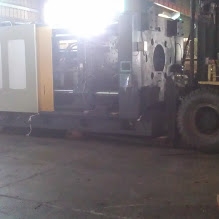 堆高機搬運-工廠1600型射出機搬遷