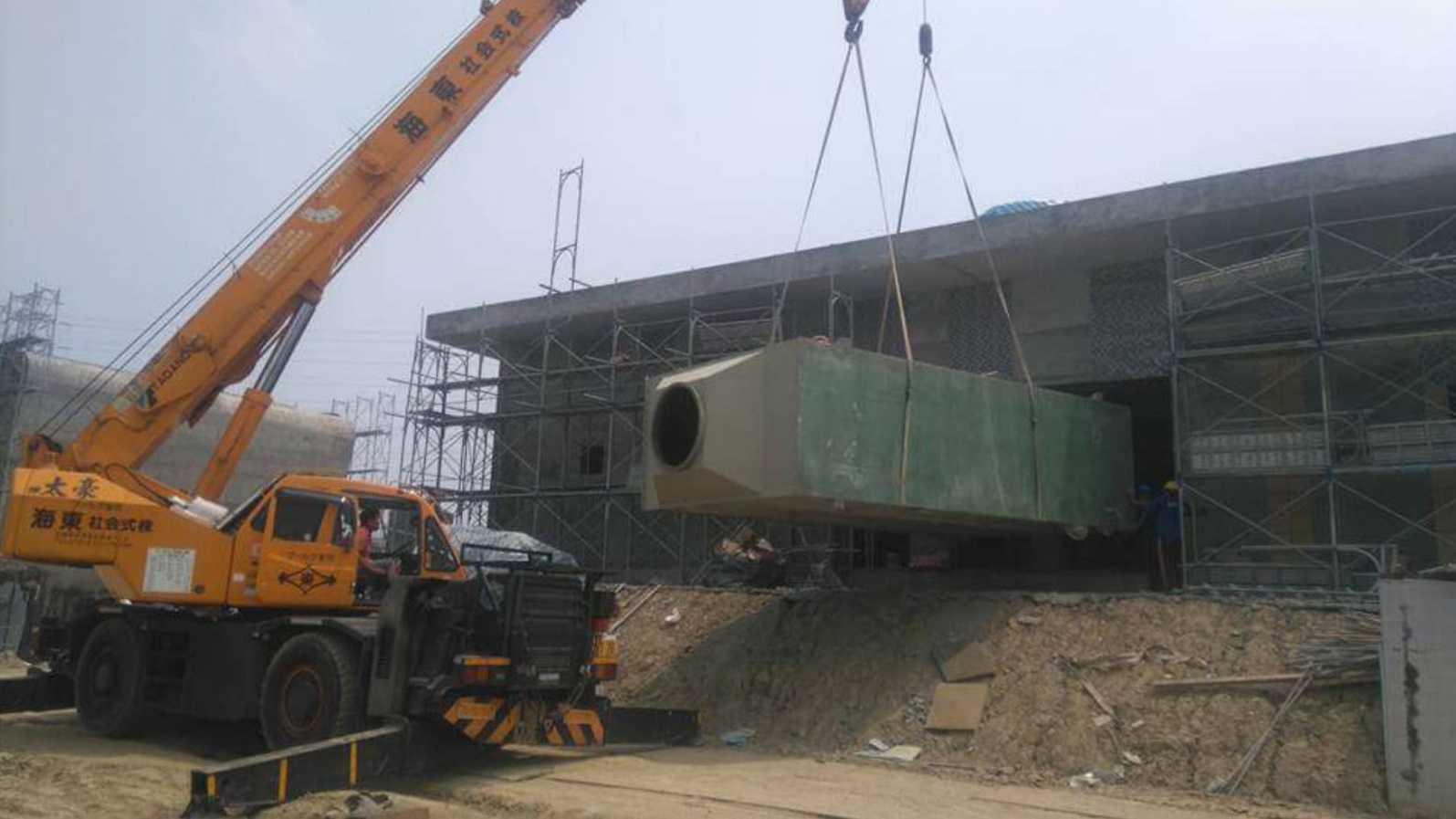 吊車起重吊掛-腳路很差之特殊吊掛搬運工程&nbsp;