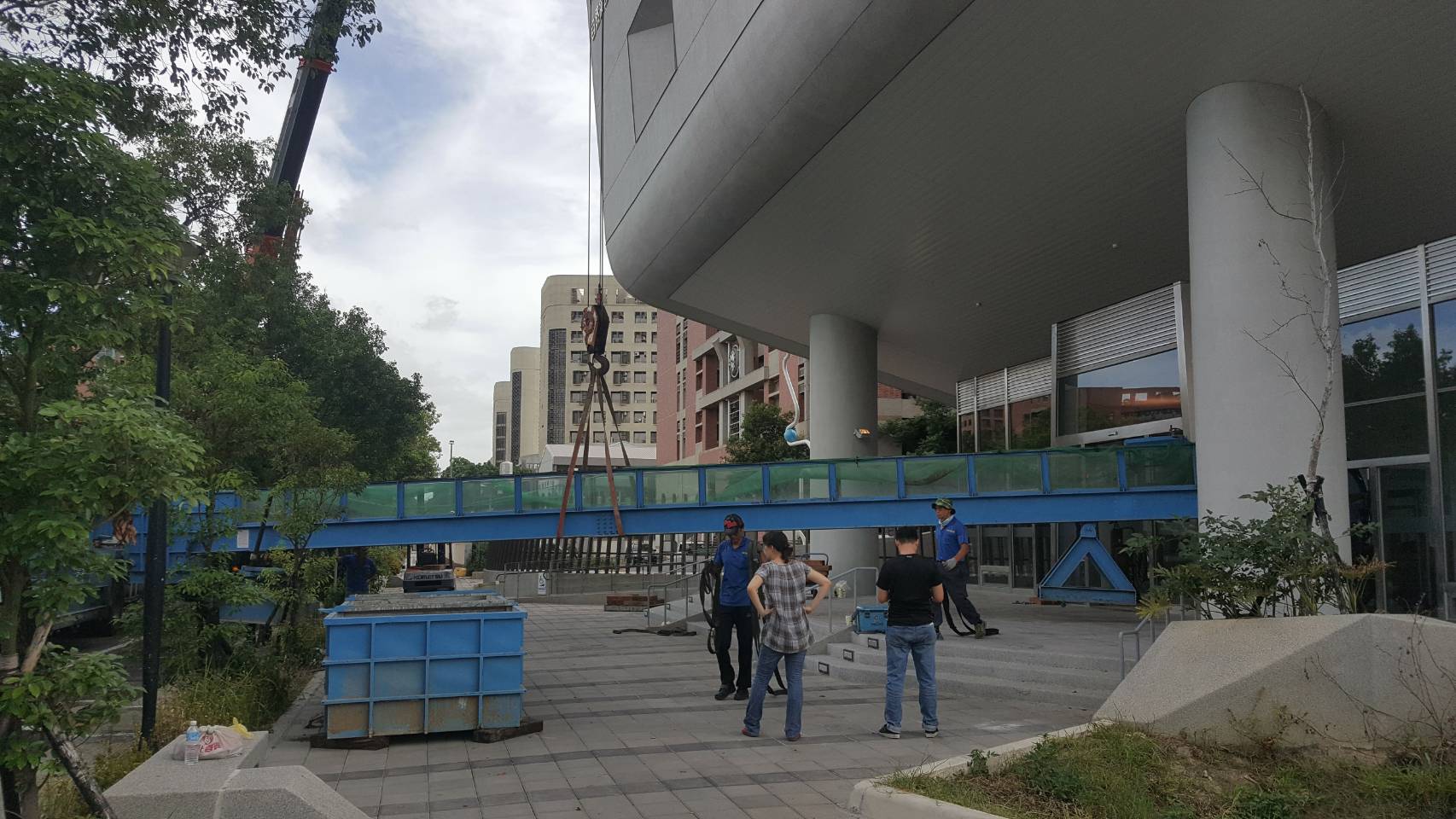 吊車＋堆高機-水利實驗所設備吊掛搬運之門又低又窄之工程&nbsp;