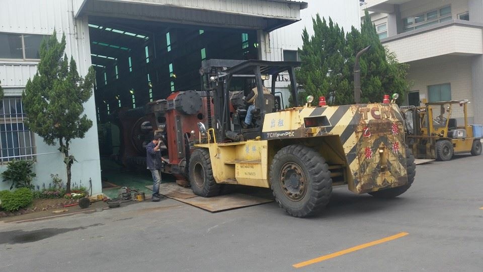 吊車起重機吊掛加堆高機搬運-射出成型機機件搬運及吊運工程（重量150T)