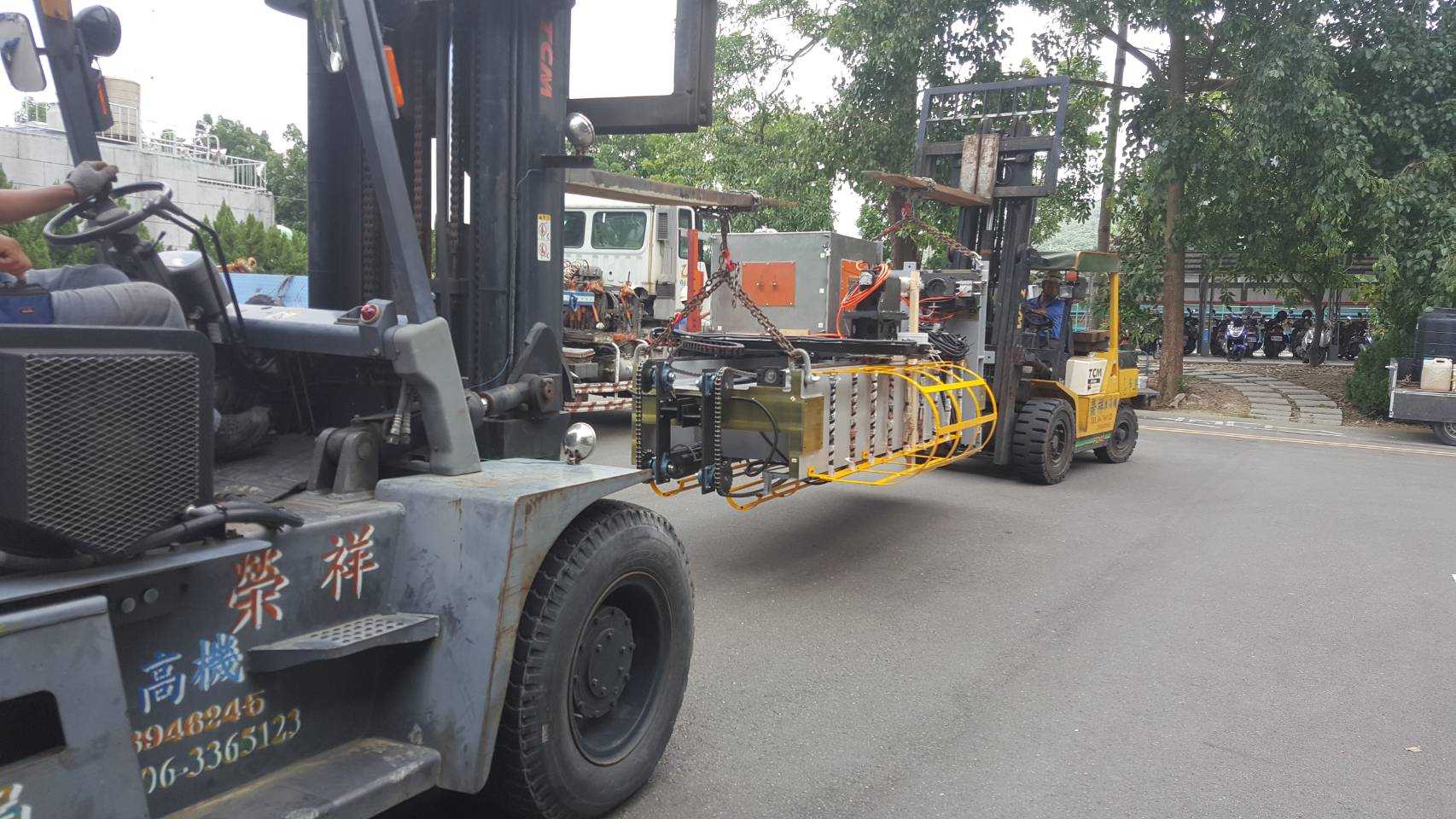 堆高機搬運-特殊揚升6米半堆高機吊掛作業&nbsp;