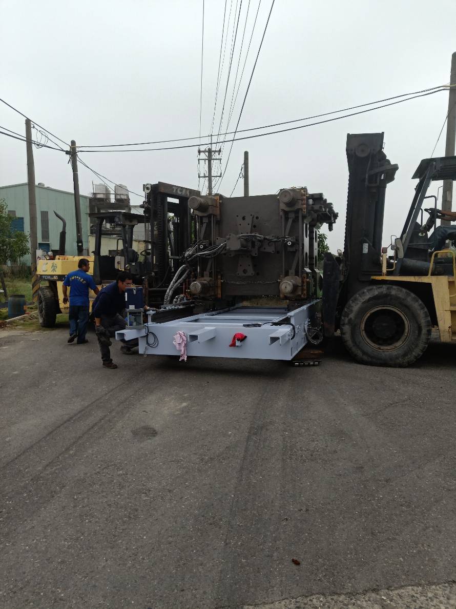 堆高機搬運-射出機新機交機&nbsp;