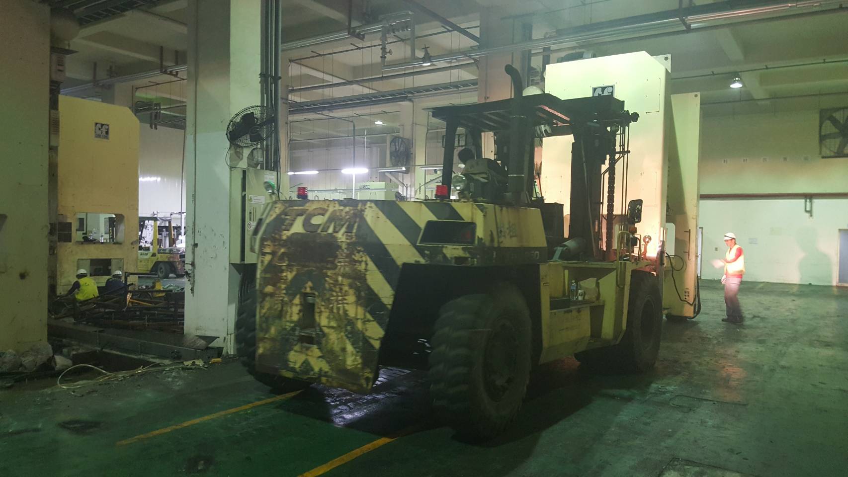 堆高機搬運-大風吹之大小沖床搬運工程