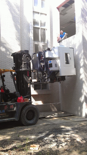 堆高機高低樓層搬運-台南高工機械由2樓搬入
