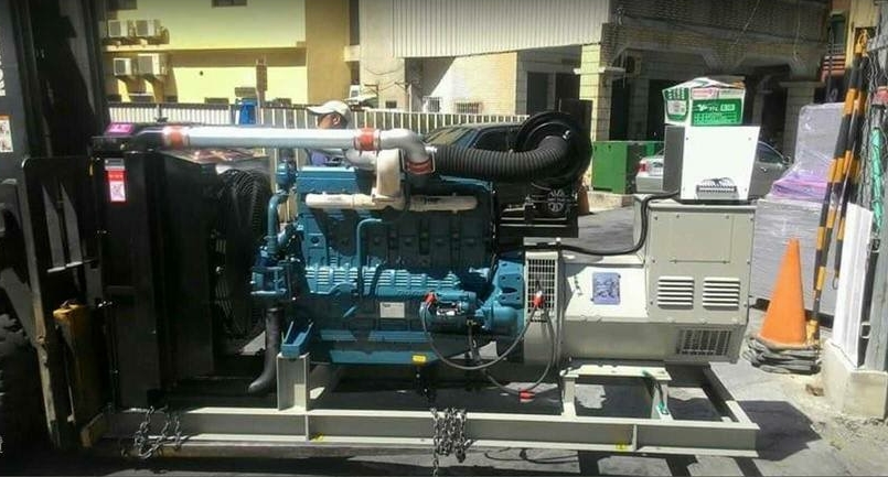 堆高機吊掛搬運-發電機特殊吊運至地下二樓定位工程