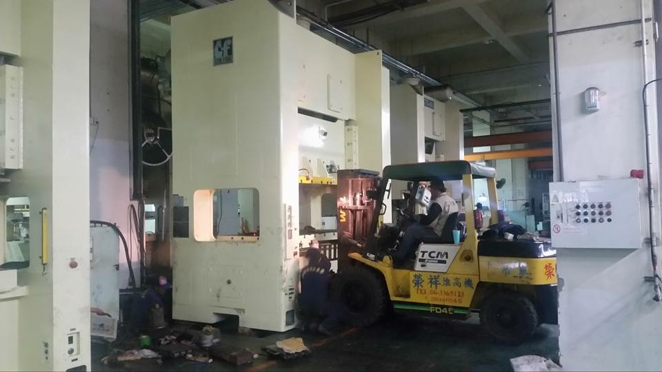 堆高機搬遷-52噸沖床機械坑移出工程