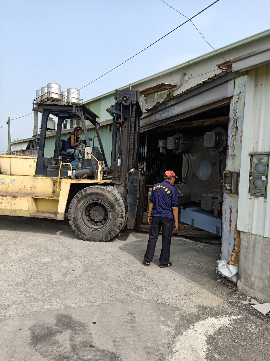 堆高機搬運-射出機新機交機