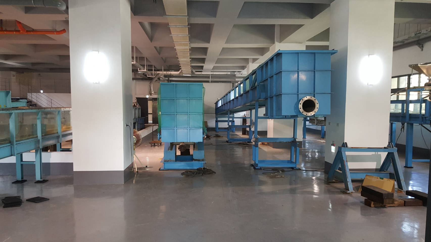 吊車＋堆高機-水利實驗所設備吊掛搬運之門又低又窄之工程