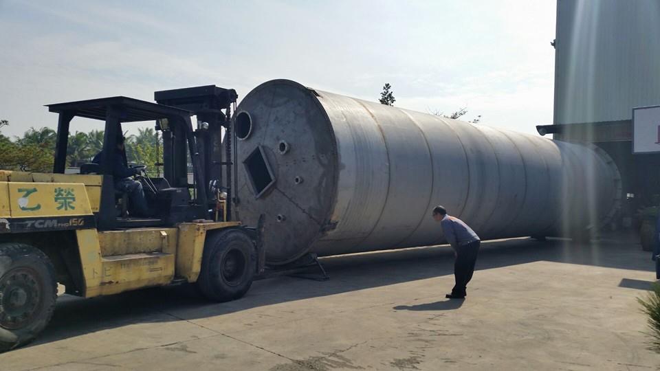 堆高機搬運加拖板車運送-巨型桶槽搬運