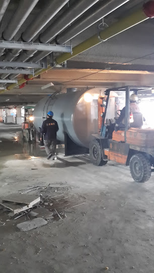 堆高機搬運-夢時代發電機油桶