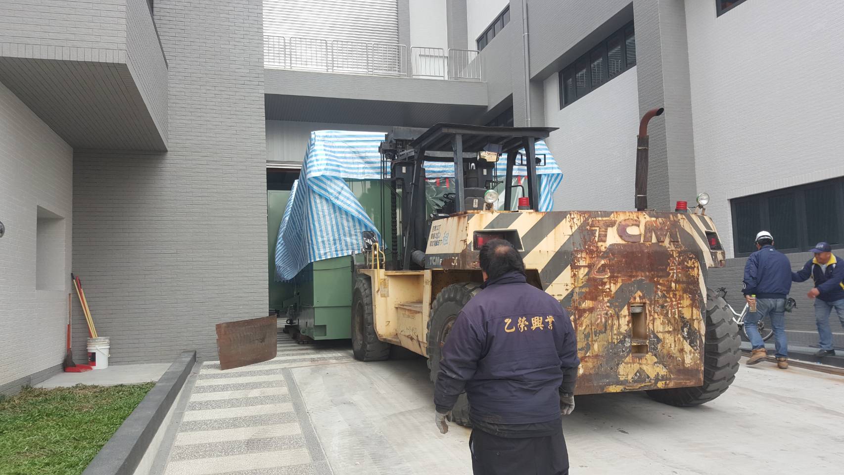 吊車起重吊掛-螺絲成型機（約150噸）之門好窄吊掛搬運工程&nbsp;