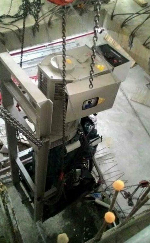 堆高機吊掛搬運-發電機特殊吊運至地下二樓定位工程