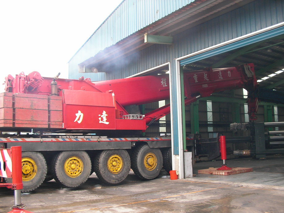 吊車起重吊掛-工廠機械2500型射出機搬遷