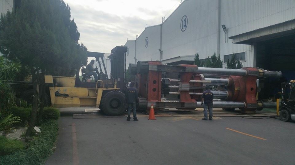 吊車起重機吊掛加堆高機搬運-射出成型機機件搬運及吊運工程（重量150T)