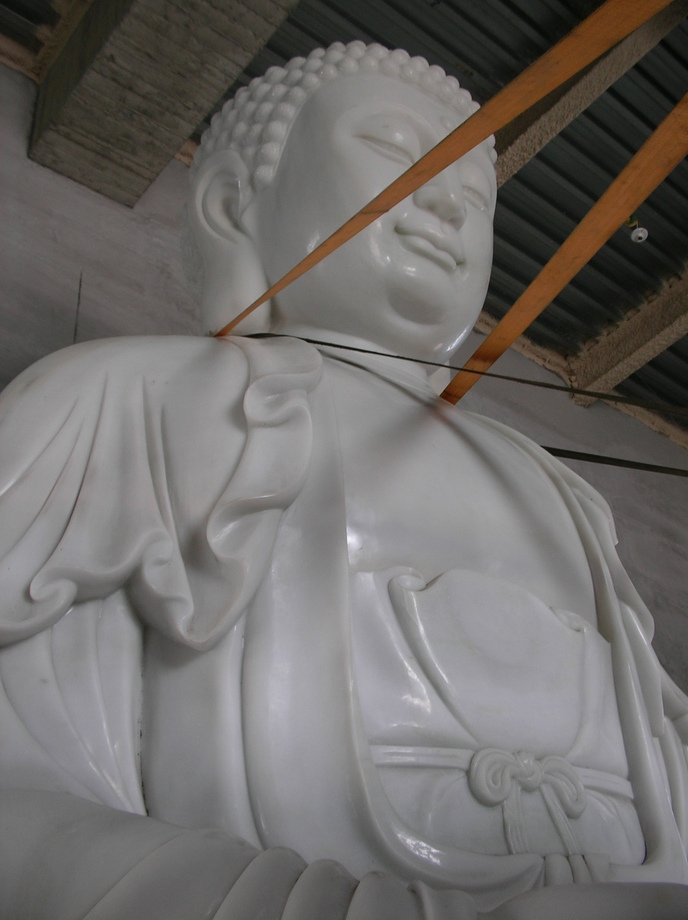 堆高機搬運-高雄吉園總重40噸佛像吊運至室內就定位