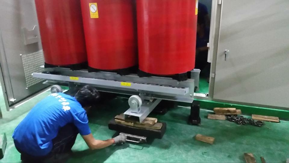 堆高機搬遷-電氣箱電桶(重約6噸)移入工程