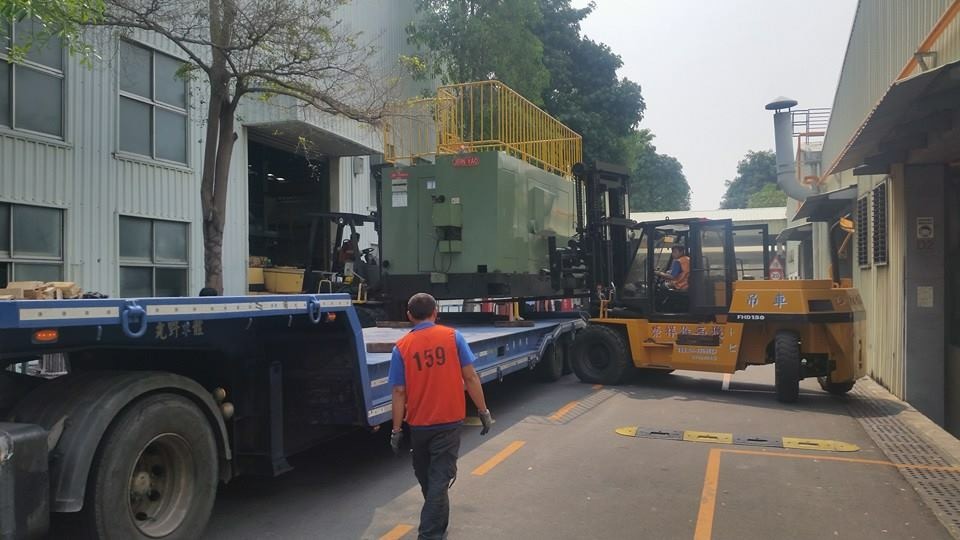 堆高機搬運-40T螺絲成型機移出上車載運