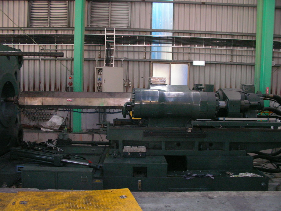 堆高機搬運-工廠2500型射出機搬遷