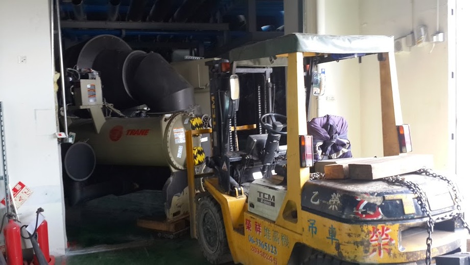 堆高機搬運-住華科技頂樓冰水機搬運工程