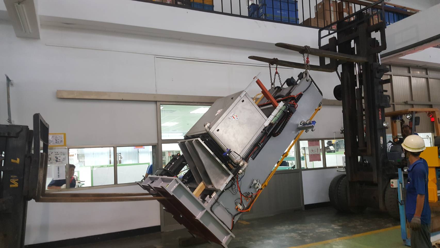 堆高機搬運-特殊揚升6米半堆高機吊掛作業&nbsp;