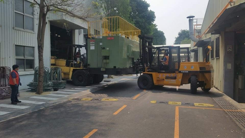 堆高機搬運-40T螺絲成型機移出上車載運
