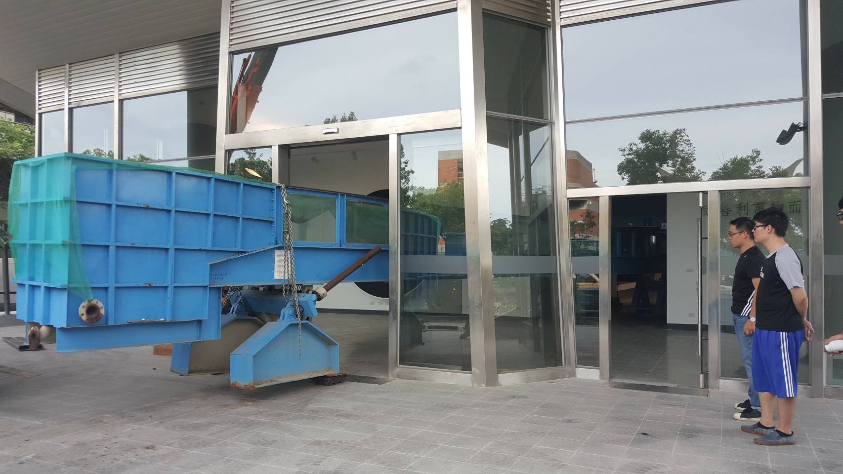 吊車＋堆高機-水利實驗所設備吊掛搬運之門又低又窄之工程&nbsp;